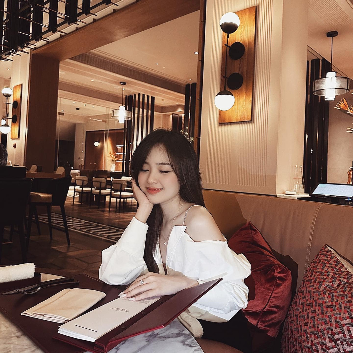 Cô gái tắm suối gây sốt MXH này là hot girl Hà thành có tiếng Lê Phương Anh (sinh năm 1997, Hà Nội). Cô sở hữu gần 600 ngàn người theo dõi trên mạng xã hội.