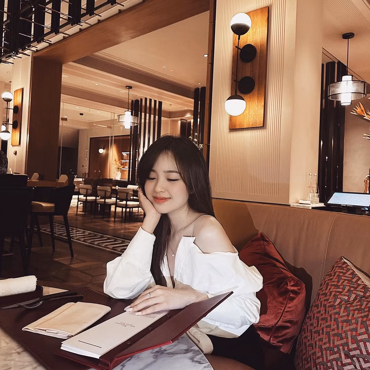 Cô gái tắm suối gây sốt MXH này là hot girl Hà thành có tiếng Lê Phương Anh (sinh năm 1997, Hà Nội). Cô sở hữu gần 600 ngàn người theo dõi trên mạng xã hội.