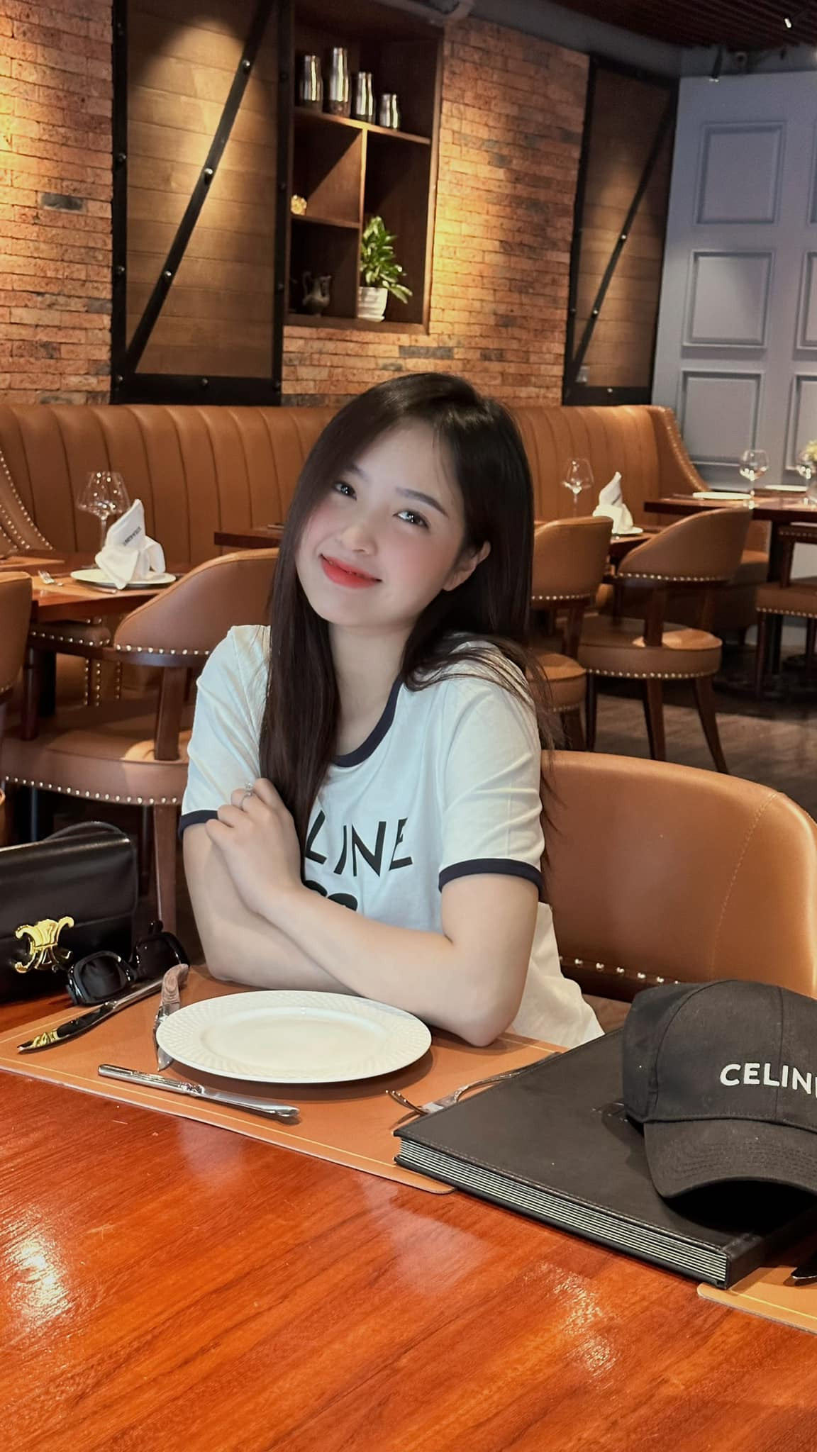 Lê Phương Anh và cô em còn được dân mạng quốc tế ưu ái gọi là “Hai nữ sinh nhan sắc ấn tượng có thể làm bạn yêu ngay từ cái nhìn đầu tiên”…