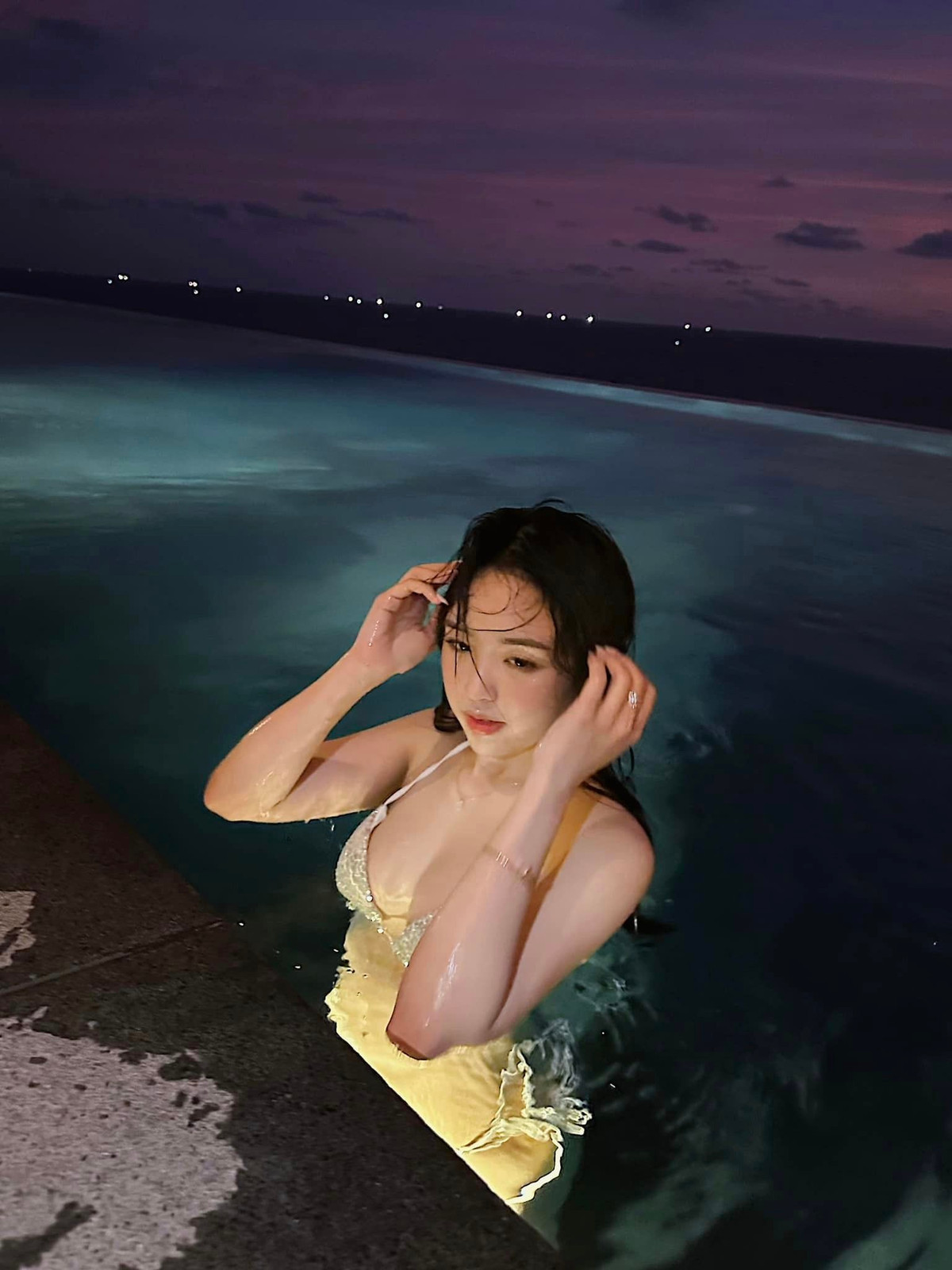 Phương Anh nổi tiếng nhờ sở hữu gương mặt dễ thương, làn da trắng không tì vết và body quyến rũ.