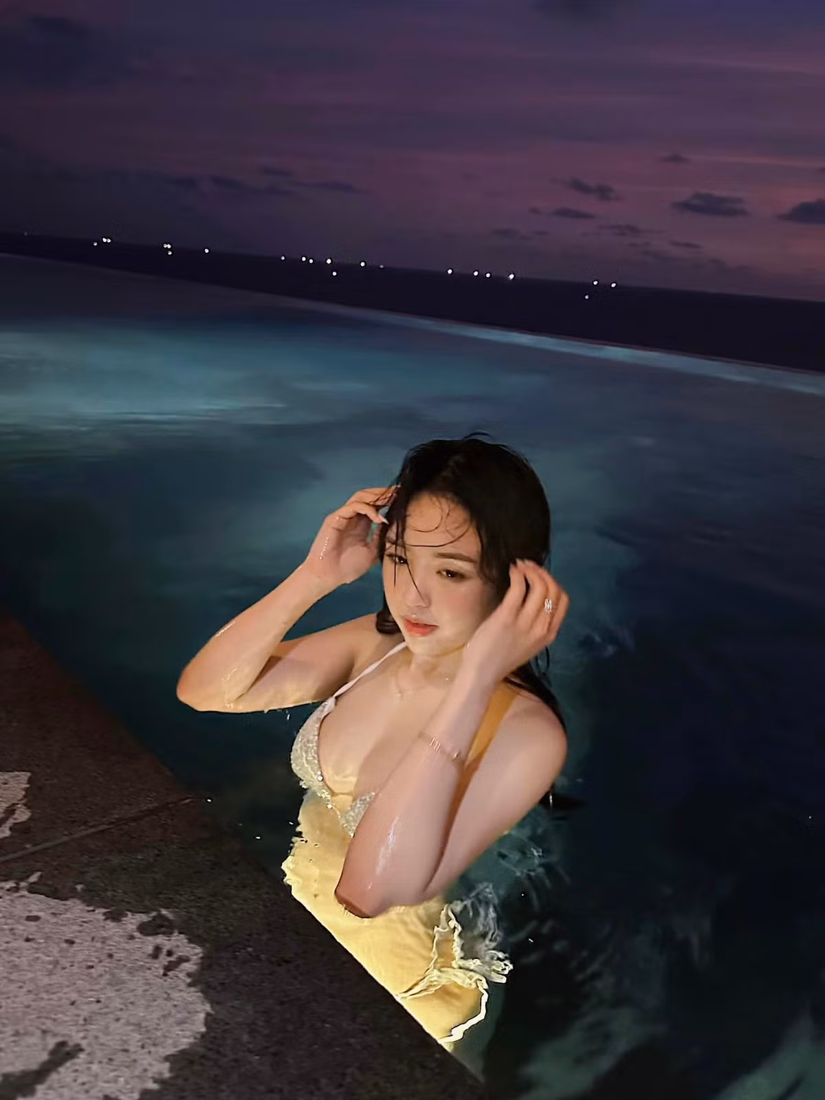 Phương Anh nổi tiếng nhờ sở hữu gương mặt dễ thương, làn da trắng không tì vết và body quyến rũ.