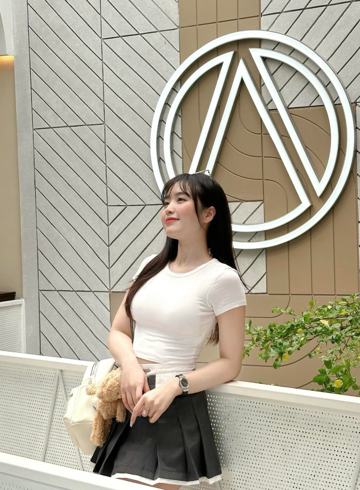 Phương Anh còn sở hữu số đo 3 vòng quyến rũ lần lượt là 79-65-89.