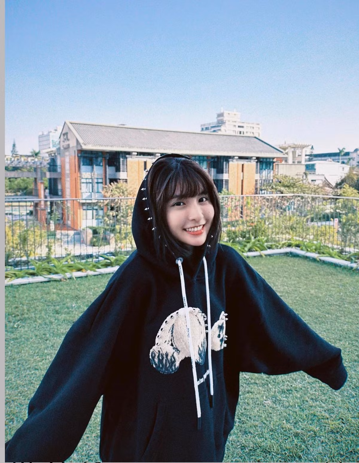 Yu Yu luôn thu hút ánh nhìn mỗi khi xuất hiện trên sân cổ vũ.