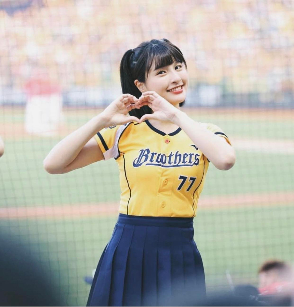 Cô nàng gây bất ngờ với gương mặt mộc xinh đẹp ngoài đời thực.