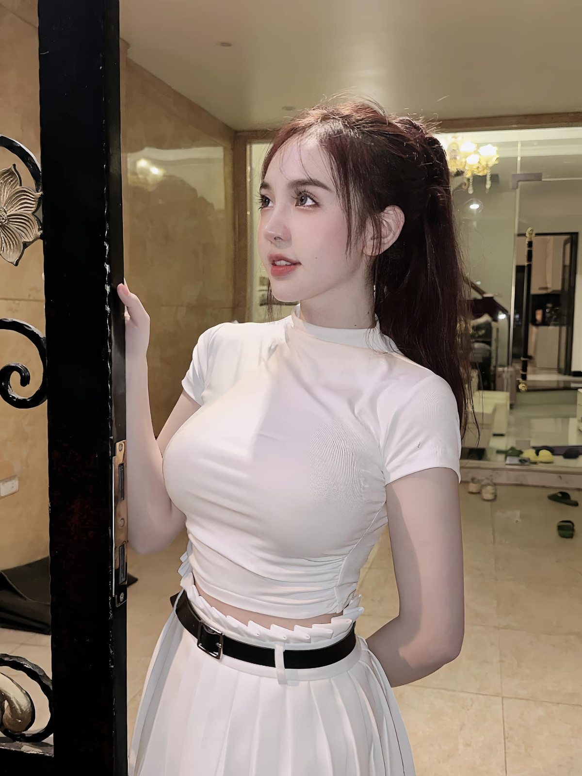 Từ một cô gái có gương mặt bầu bĩnh, cô sở hữu gương mặt thanh tú, đường nét hài hòa hơn.