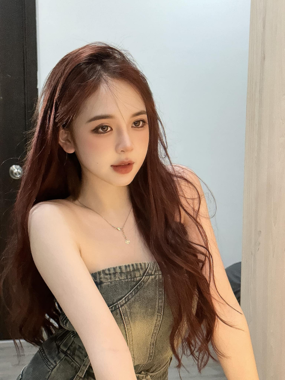 Cô nàng sở hữu vóc dáng thanh mảnh, gương mặt hài hòa.