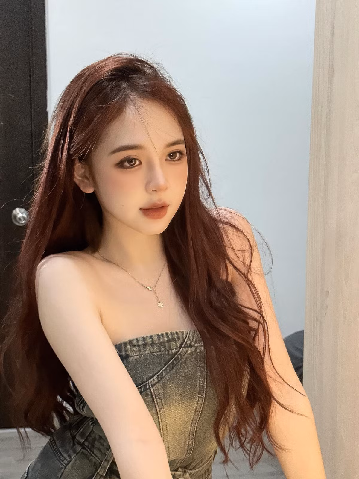 Cô nàng sở hữu vóc dáng thanh mảnh, gương mặt hài hòa.