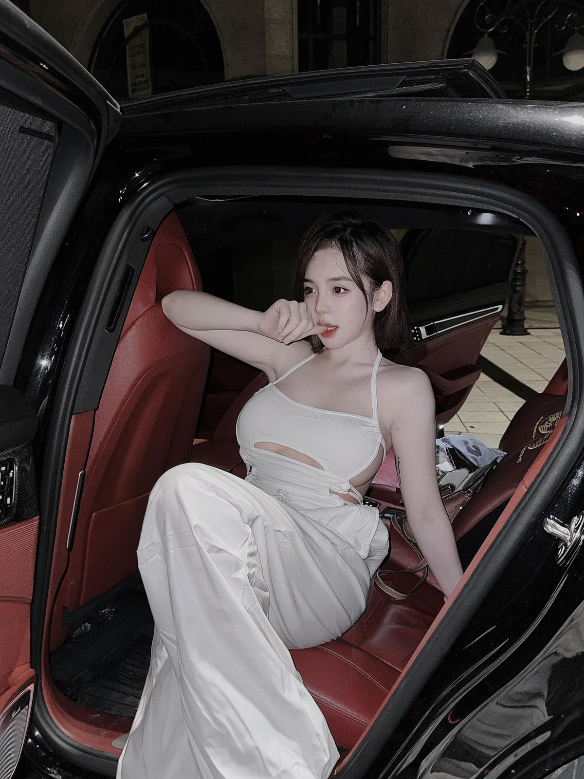 Trần Huyền Châu sở hữu gương mặt xinh đẹp như "búp bê sống", đặc biệt làn da trắng sứ chính là thế mạnh của cô.