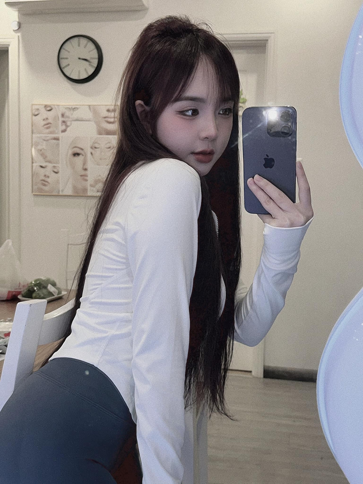 "Hot girl tiểu học" thường xuyên xuất hiện trong những bộ váy áo bó sát, cắt xẻ khoe đường cong cơ thể.