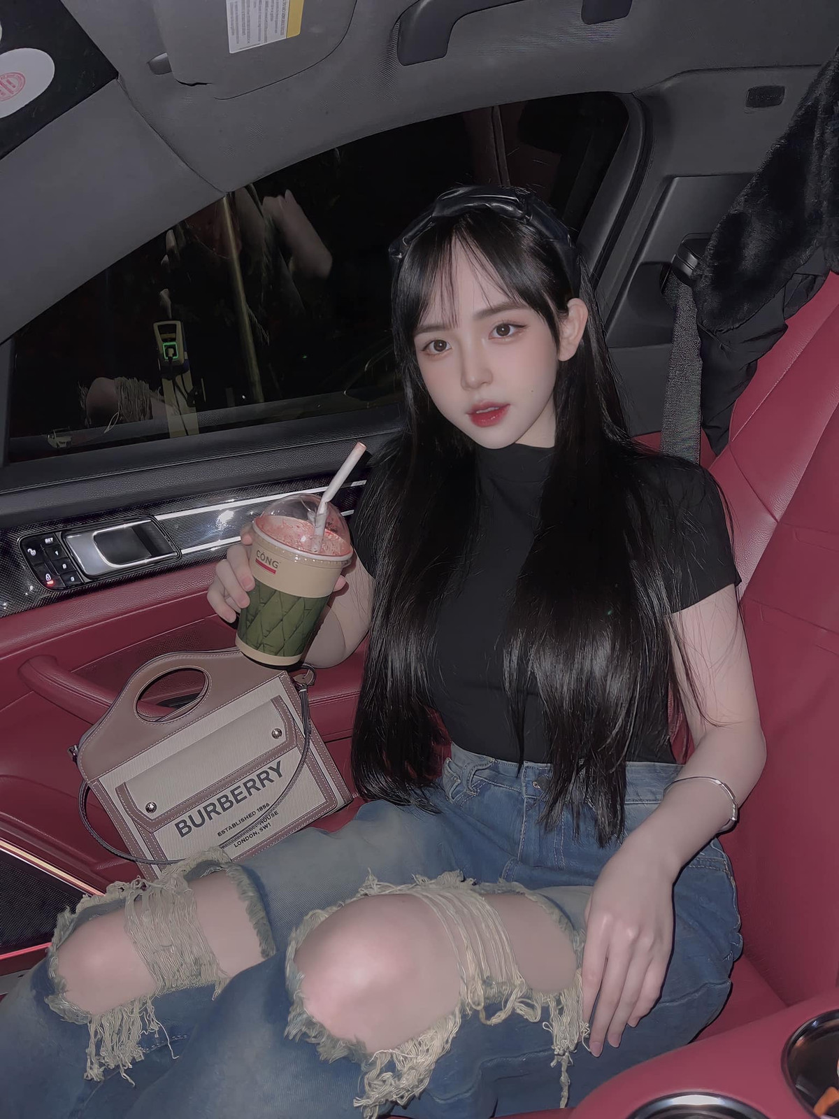 Thân hình cân đối và hút mắt khiến Huyền Châu giống như thỏi nam châm, thu hút sự chú ý của mọi người. Ảnh: FBNV