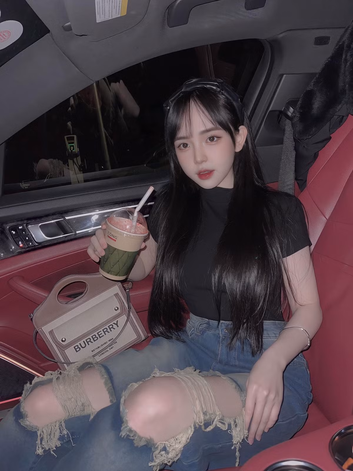 Thân hình cân đối và hút mắt khiến Huyền Châu giống như thỏi nam châm, thu hút sự chú ý của mọi người. Ảnh: FBNV