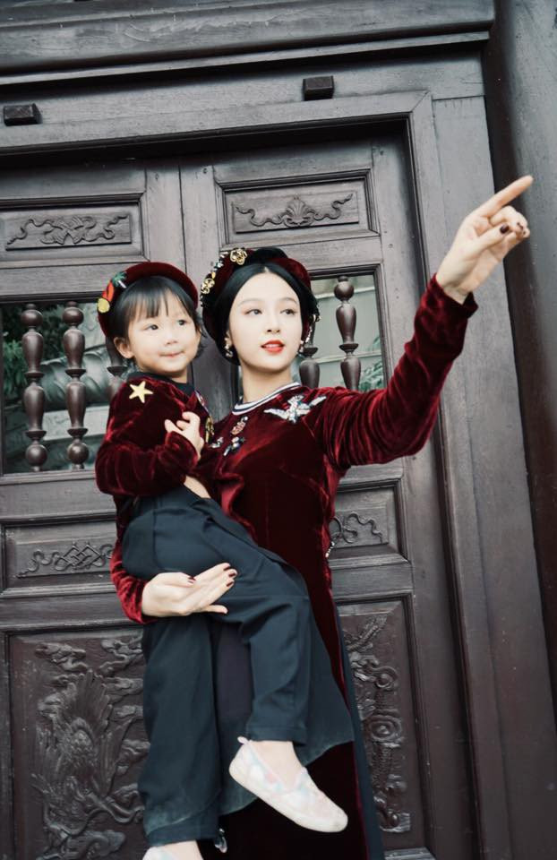 Cô nhóc sở hữu đôi chân dài miên man, làn da trắng, sống mũi cao thanh tú.