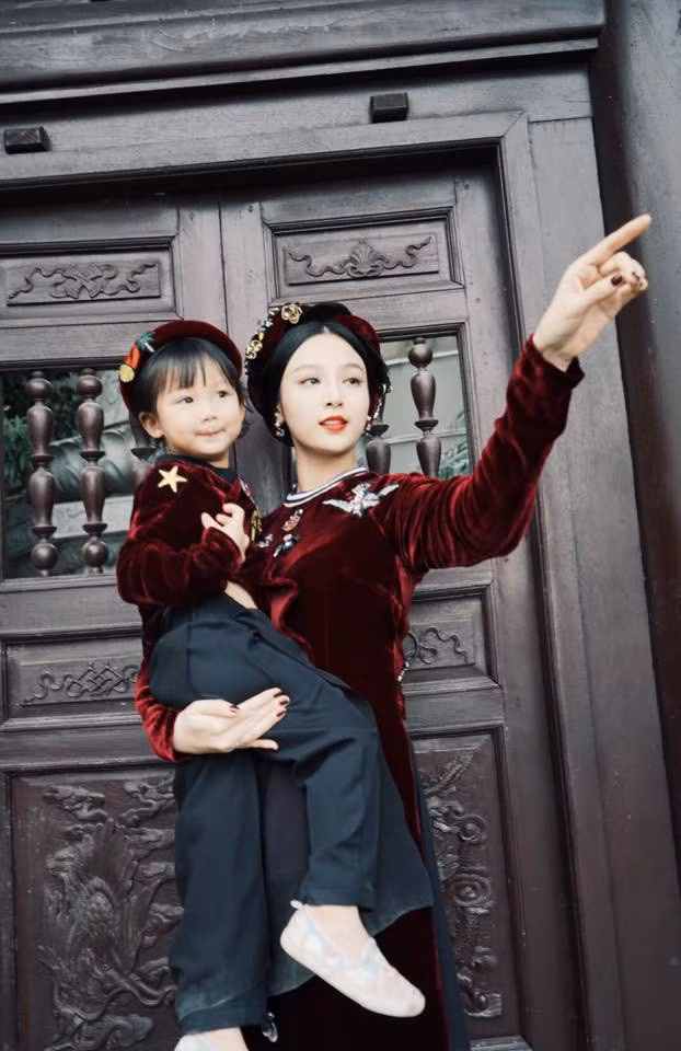 Cô nhóc sở hữu đôi chân dài miên man, làn da trắng, sống mũi cao thanh tú.