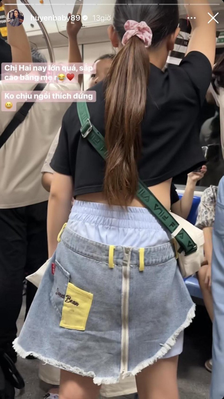 Mới đây, Huyền Baby đăng lên story cá nhân kèm dòng chú thích:" Chị Hai nay lớn quá, sắp cao bằng mẹ rồi. Không chịu ngồi thích đứng". Hình ảnh là con gái của cô đã lên 10 tuổi và có thể thấy vóc dáng, chiều cao rất trội.