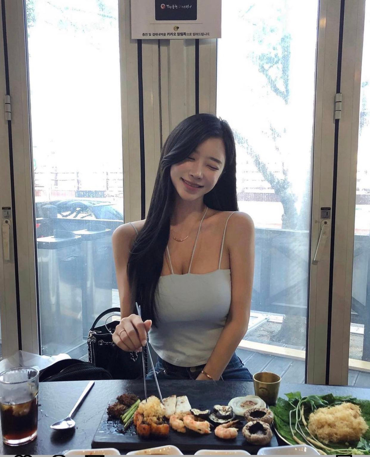 Ngoài cặp chân dài vô thực, các vòng còn lại của Iloveeely cũng rất cân đối.