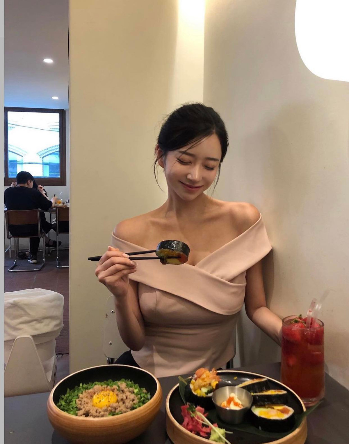 Jin Yeyoung hiện tại đang sở hữu kênh Instagram cá nhân với 661 ngàn theo dõi.