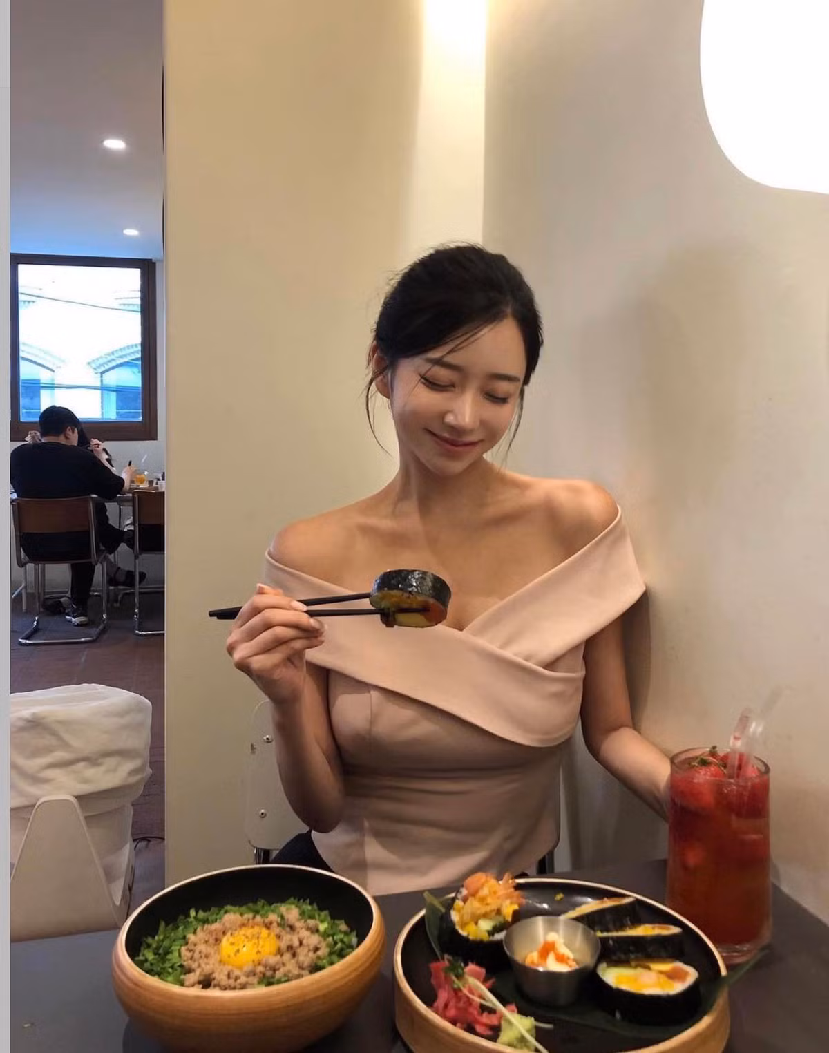 Jin Yeyoung hiện tại đang sở hữu kênh Instagram cá nhân với 661 ngàn theo dõi.