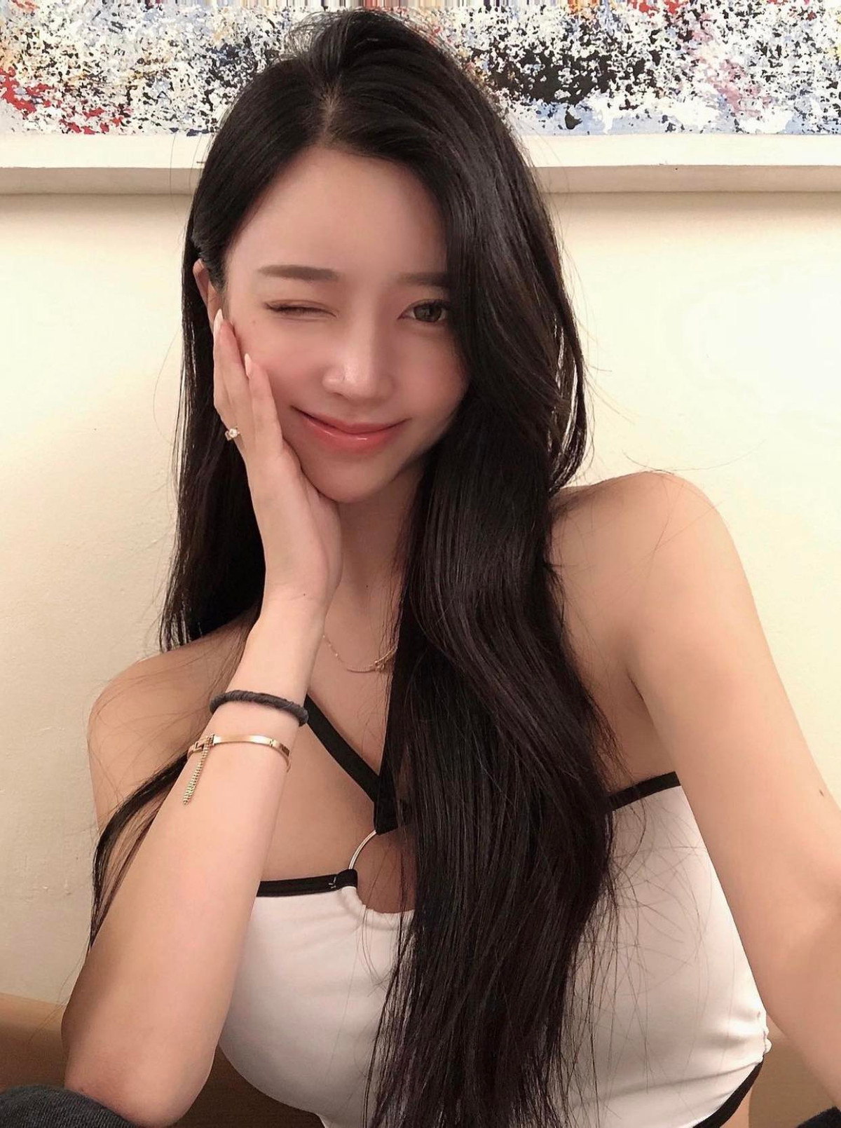 Cô nàng dễ khiến người ta đổ gục từ lần đầu tiên gặp gỡ bởi gương mặt khả ái như các nhân vật trong truyện tranh bước ra.