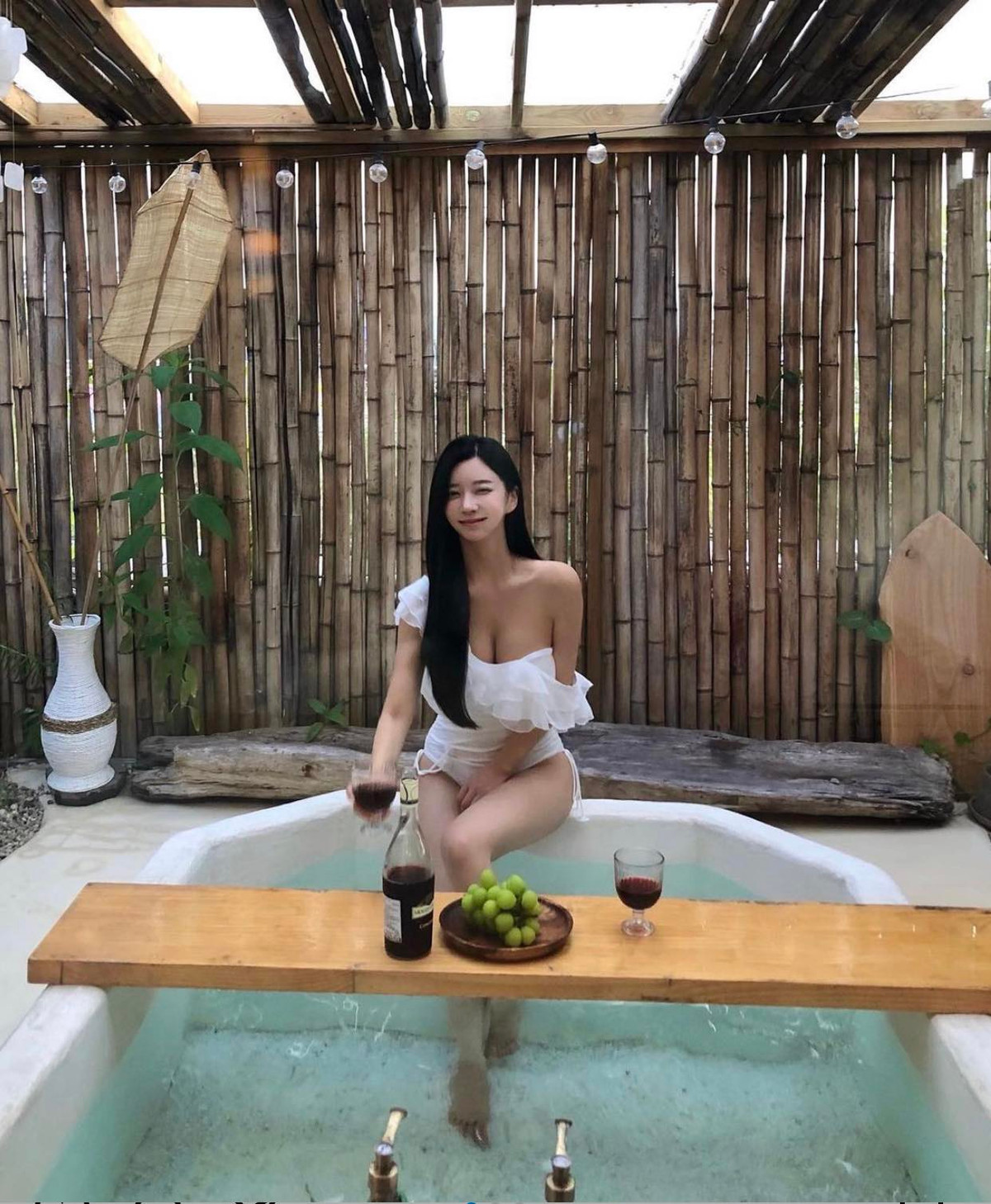 Hot girl Jin Yeyoung sở hữu gương mặt thơ ngây tựa nữ chính các bộ phim ngôn tình, song thân hình lại vô cùng gợi cảm, bốc lửa.