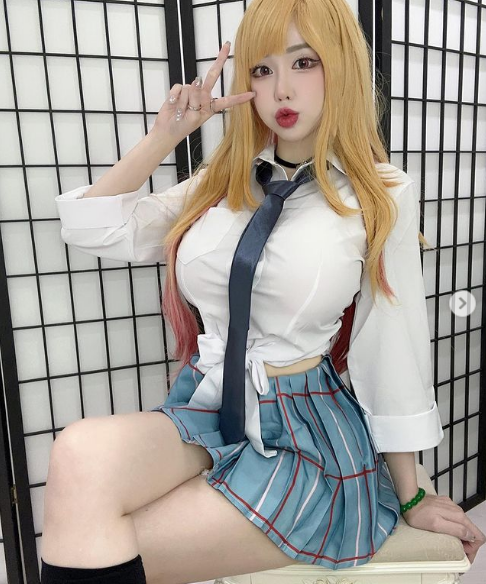 Cô nàng bất chấp ánh nhìn kỳ thị, mặc nội y ra ngoài, khoe vòng một căng đầy, vòng hai phẳng lỳ và vòng ba trái đào khiến nhiều người nhìn vào phải đỏ mặt quay đi.