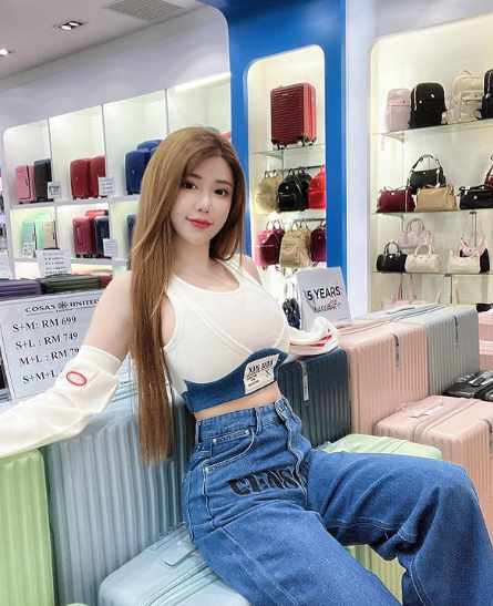 Jenna Chew Jenna Chew sinh năm 1993, được biết đến là nữ DJ có tiếng, cô hiện đang sở hữu tài khoản Instagram hơn 20 triệu theo dõi.