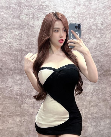 Các fan hâm mộ của cô bày tỏ hi vọng, cô nên tiết chế hơn những hình ảnh "hở" quá đà để có thêm thiện cảm, ngày càng nổi tiếng hơn nữa. Ảnh: IGNV