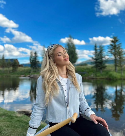 Ngay khi còn nhỏ, cô được sống trong căn biệt thự thuộc khu dành cho giới siêu giàu tại Highland Park. Biệt thự rộng hơn 1.100m2 với 6 phòng ngủ và được bao phủ bởi bãi cỏ xanh tươi, có giá hàng triệu USD ở ngoại ô Dallas.