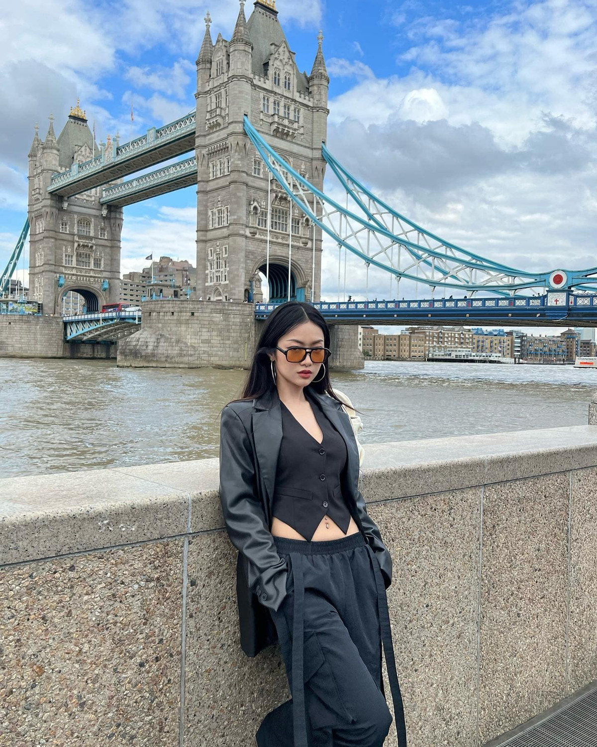 Không có gương mặt trái xoan hay chiếc cằm nhỏ nhắn, Nga Wendy gây thu hút bằng đôi mắt xếch sắc sảo, có chiều sâu và loạt biểu cảm quyến rũ tự nhiên khi chụp ảnh. Ảnh: FBNV