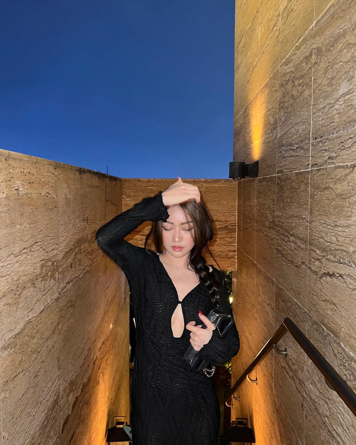 Cô nàng trở thành người mẫu lookbook từ năm 16 tuổi. Không chỉ xinh đẹp, Nga Wendy còn là chủ của một cửa hàng thời trang, KOLs nổi tiếng.