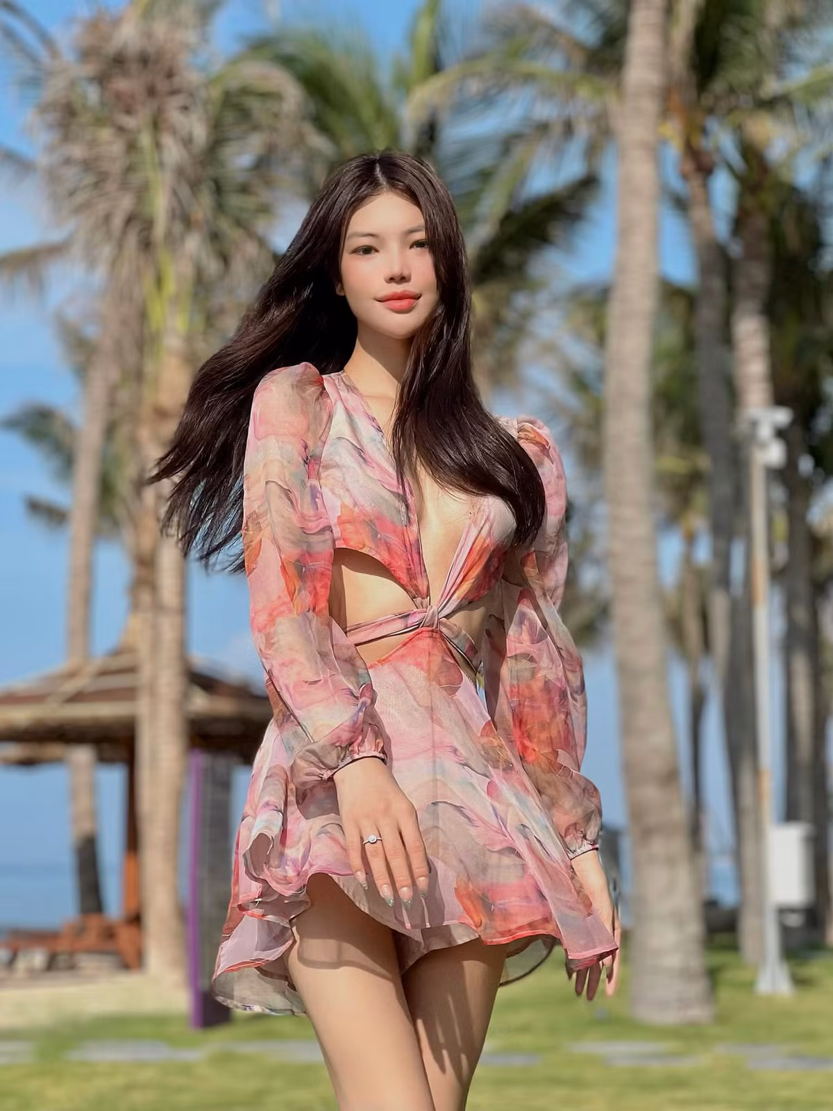 Loạt ảnh diện bikini khoe trọn body nuột nà trên trang cá nhân của Tường San cũng được cư dân mạng xuýt xoa khen ngợi.