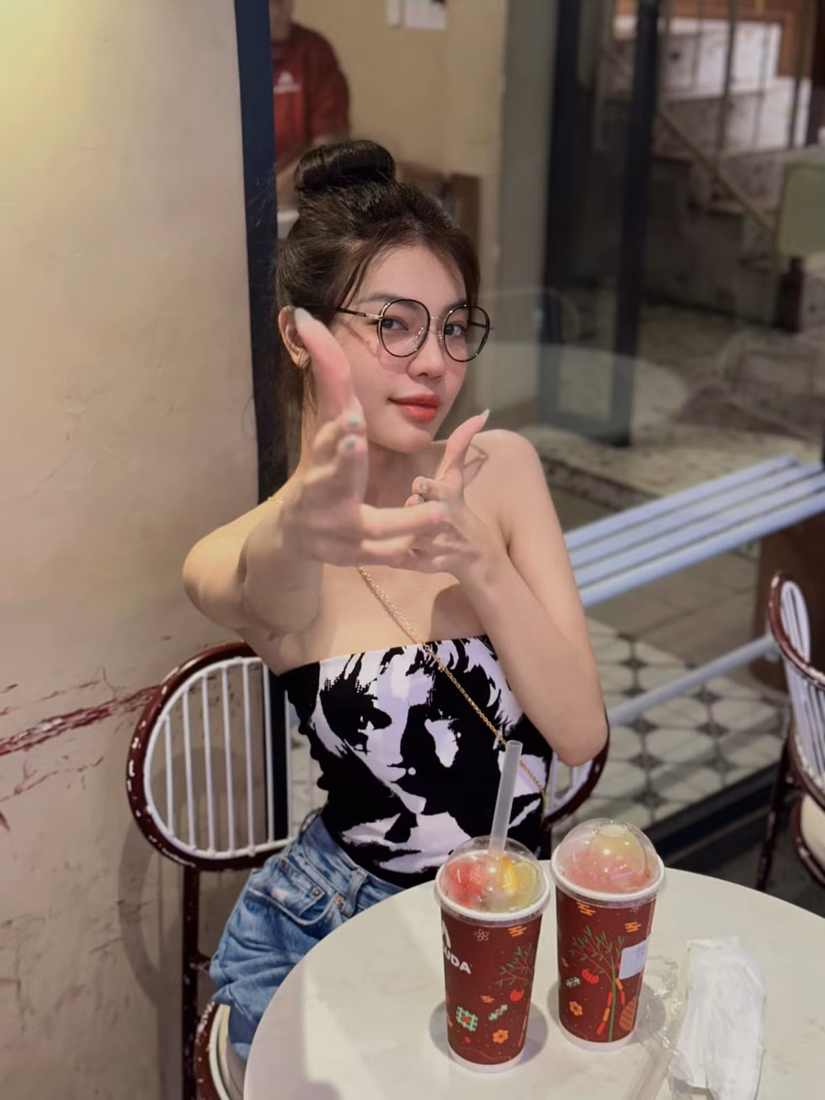 Ngoài đời thường, cô nàng ưa chuộng phong cách thời trang gợi cảm, nữ tính.