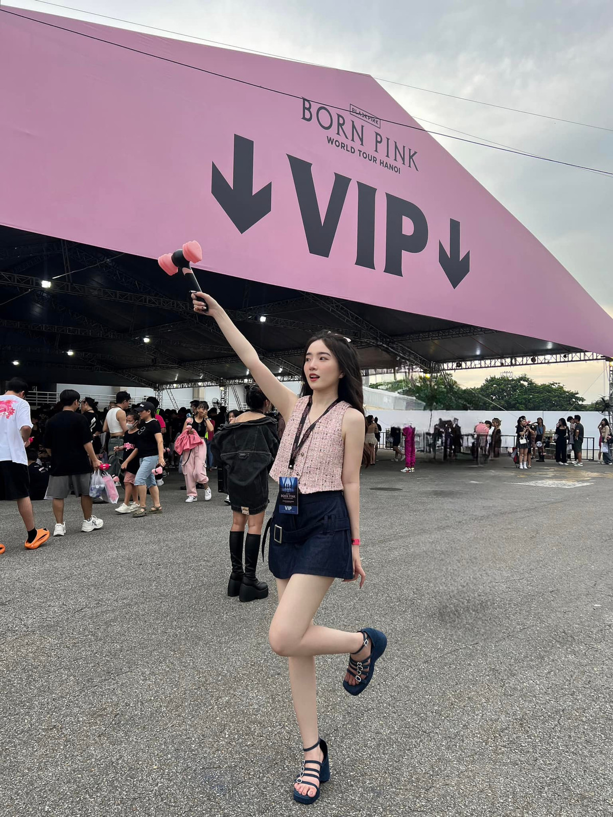 Cặp đôi đã âm thầm hẹn hò khoảng 3 năm. Tuy nhiên, phải đến gần đây, tiền đạo sinh năm 1995 mới thường xuyên công khai ảnh bạn gái lên trang cá nhân.