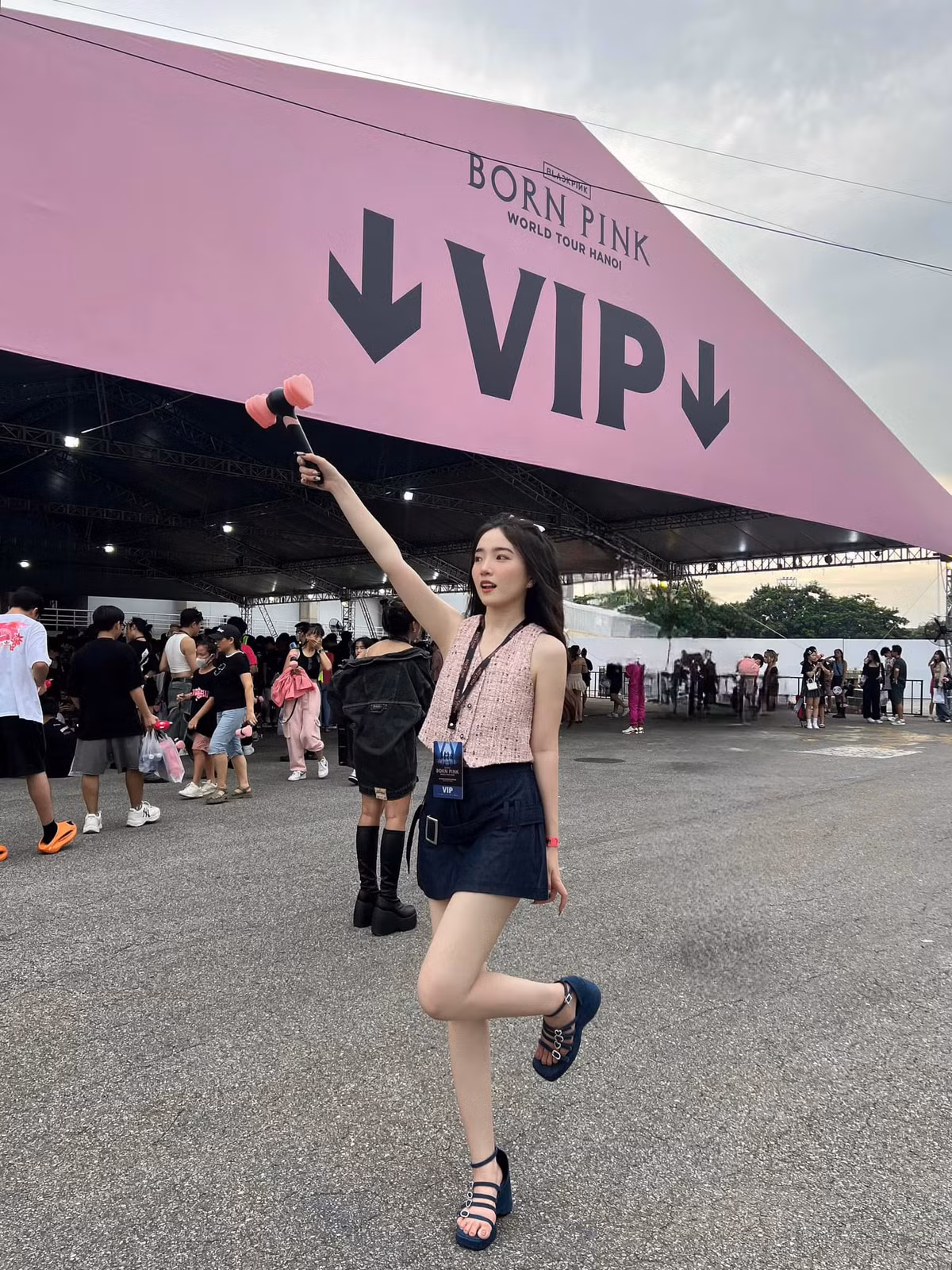 Cặp đôi đã âm thầm hẹn hò khoảng 3 năm. Tuy nhiên, phải đến gần đây, tiền đạo sinh năm 1995 mới thường xuyên công khai ảnh bạn gái lên trang cá nhân.