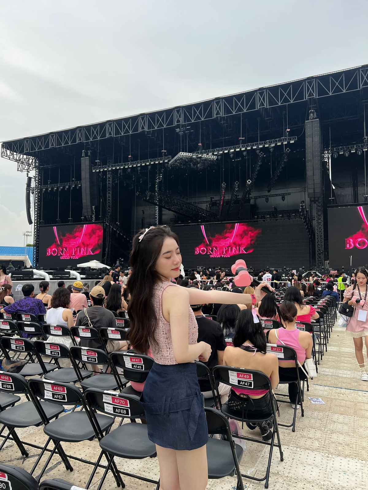 Hồ Tuấn Tài công khai bạn gái, tất cả đều gửi lời chúc phúc, thậm chí là giục chân sút xứ Nghệ sớm cưới vợ. Ảnh: FBNV