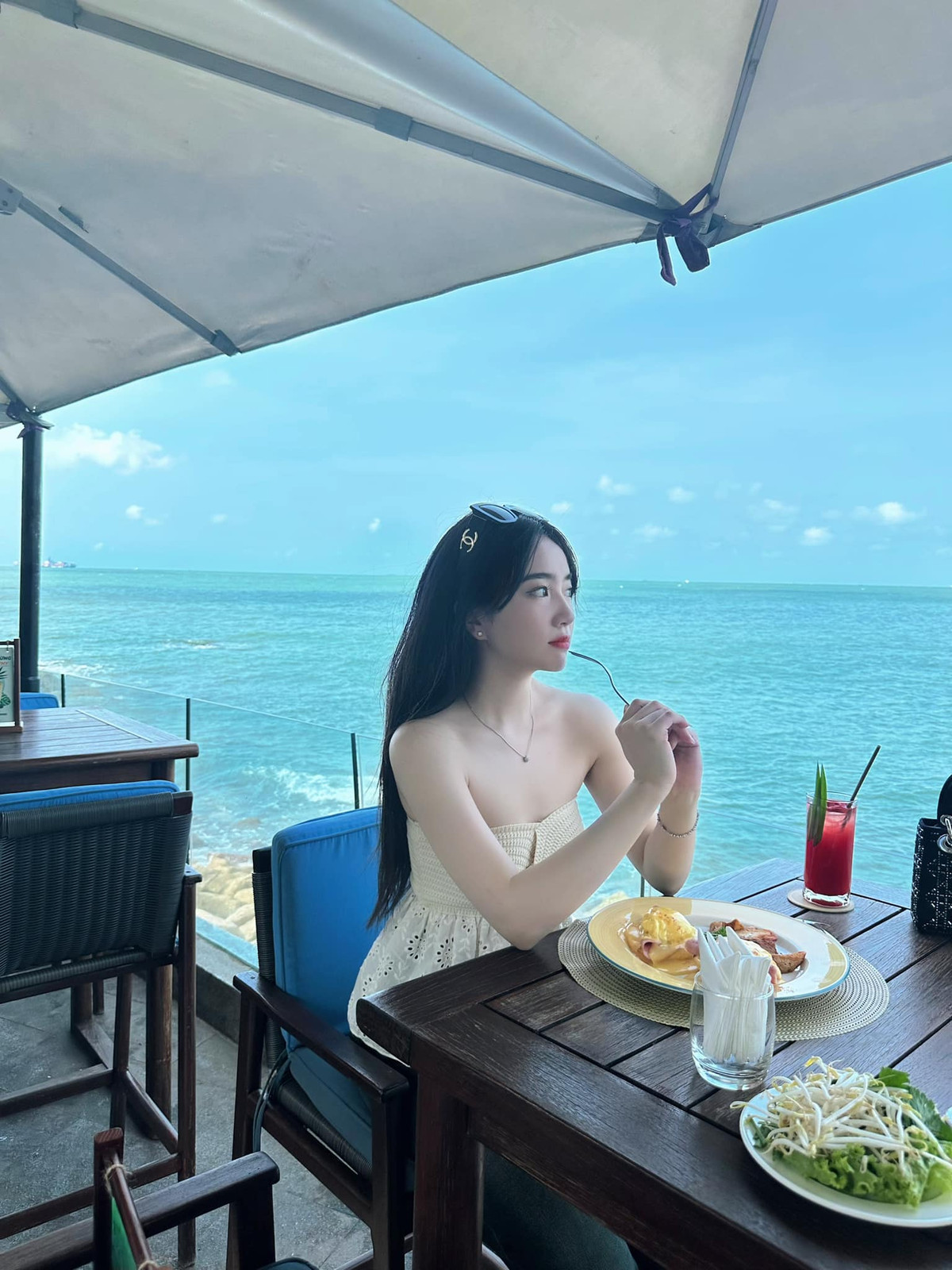 Thu Trang sở hữu nhan sắc xinh đẹp, nước da trắng bóc và vóc dáng thon gọn.