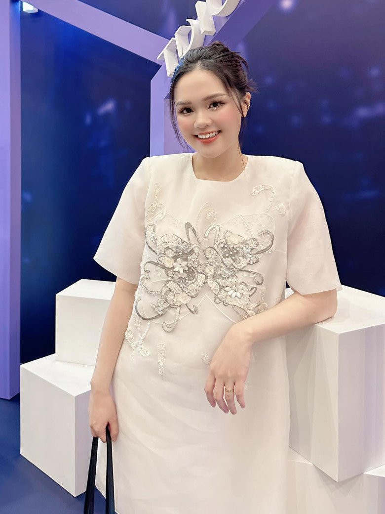 Có thể thấy, nhan sắc của bà bầu ở những tháng cuối vẫn cực kì rạng rỡ.