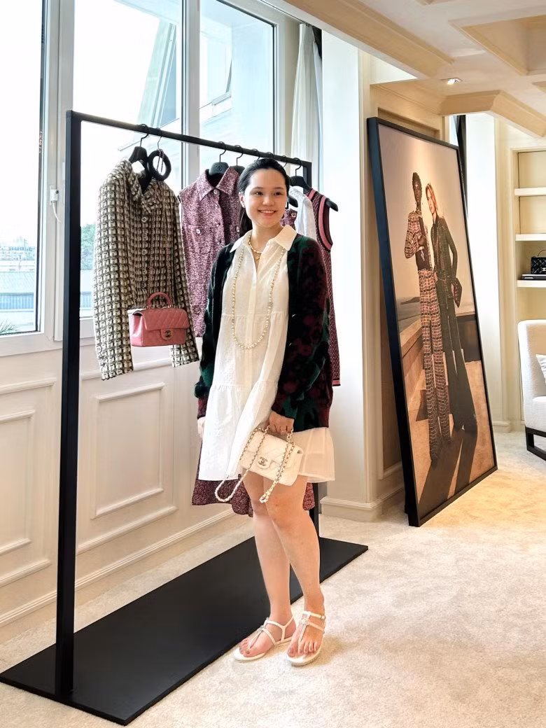 Vợ trung vệ đội tuyển Việt Nam ưu ái hơn các item chuẩn bầu hơn là các thiết kế váy chữ A, váy baby doll với chất liệu voan nhẹ nhàng, bay bổng.