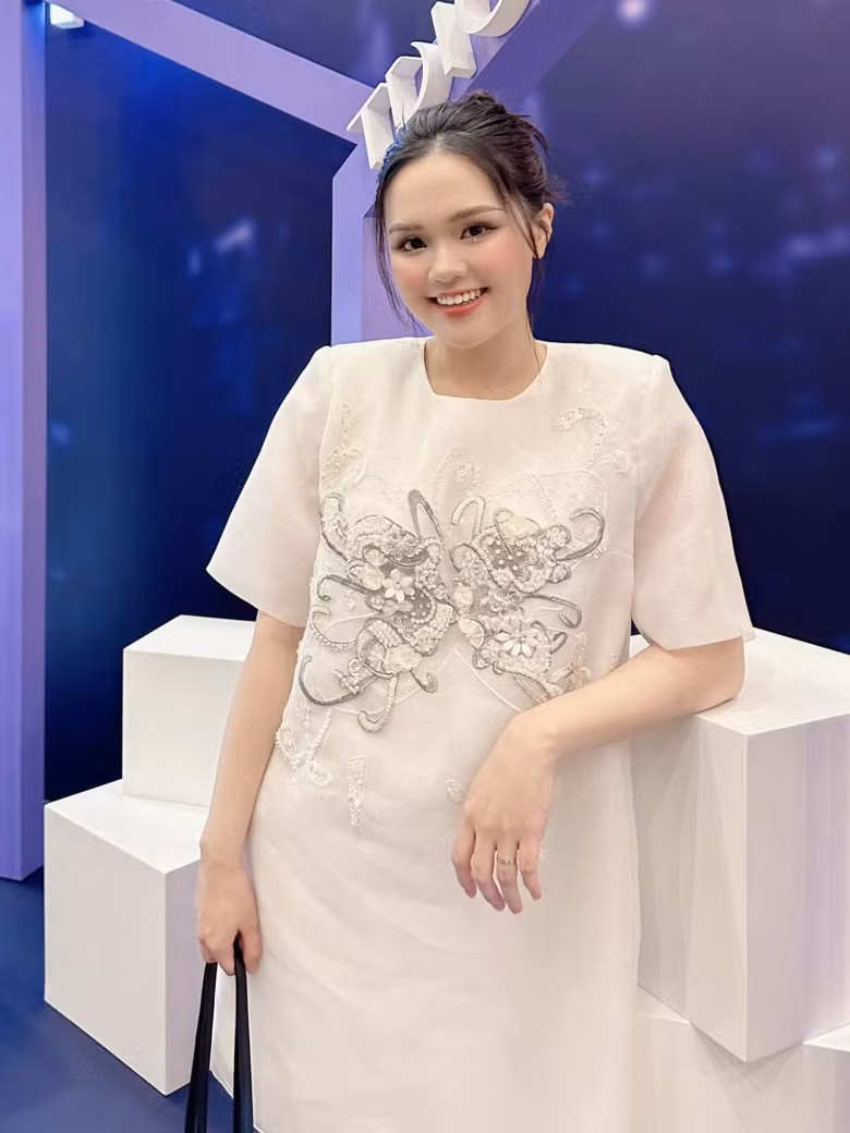 Có thể thấy, nhan sắc của bà bầu ở những tháng cuối vẫn cực kì rạng rỡ.