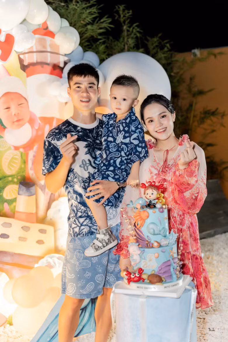 Mới đây, gia đình trung vệ Đỗ Duy Mạnh đã chào đón thành viên mới ra đời. Quỳnh Anh đã thuận lợi sinh em bé thứ hai, là một công chúa đáng yêu có biệt danh Cony.