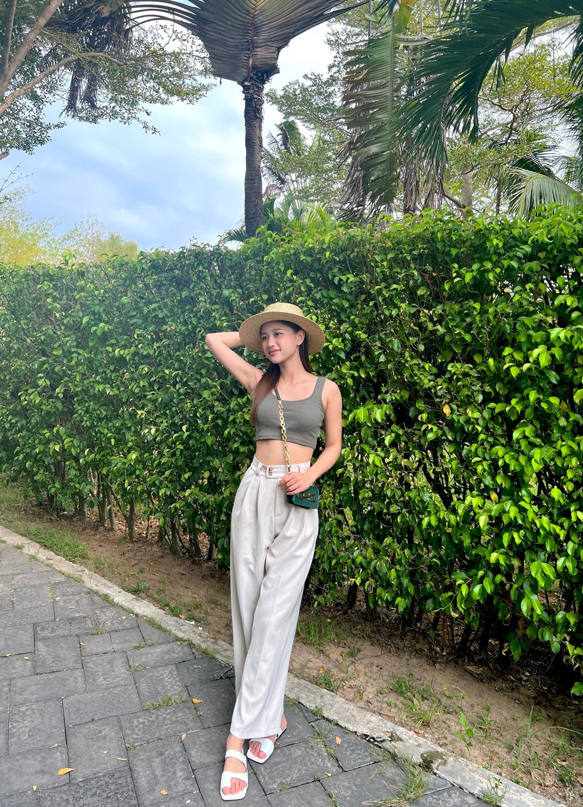 Sau khi công khai tin yêu tiền vệ Minh Vương, nữ người mẫu được người hâm mộ chú ý hơn, nhất là fan của cầu thủ đang thi đấu ở tuyển Việt Nam. Ảnh: Tổng hợp