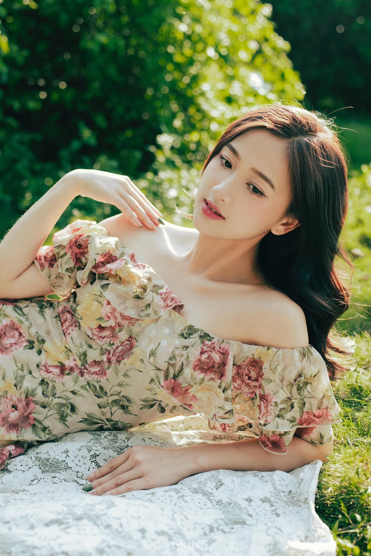 Cô được cộng đồng mạng nhận xét có gương mặt ưa nhìn. Cô thường xuyên đăng những bức ảnh khoe vẻ dịu dàng.