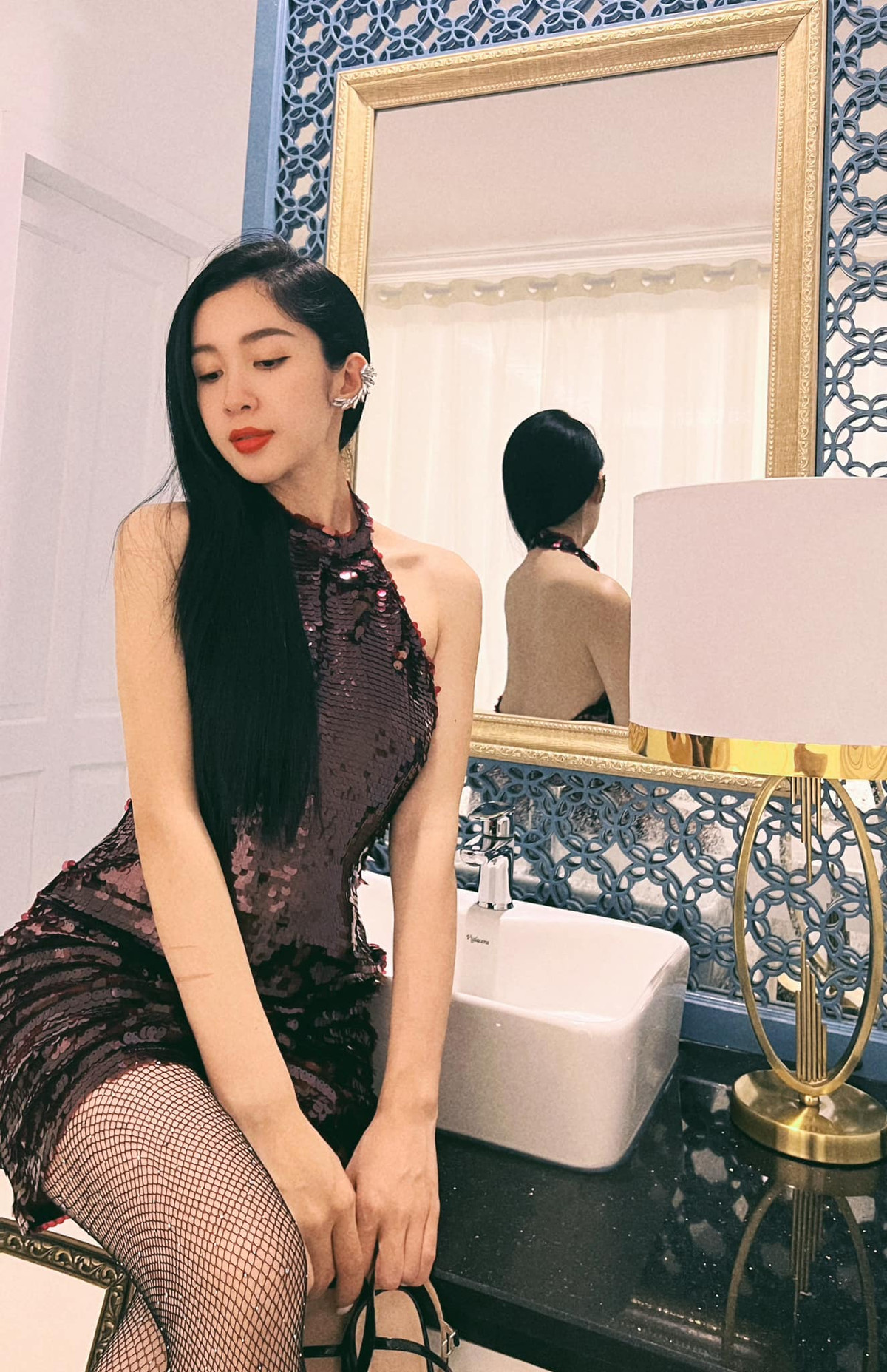 Cô nàng sở hữu nhiều danh hiệu sắc đẹp như Hoa khôi duyên dáng Phú Hòa 2019, Top 5 Miss MUCE open - Miss áo dài 2017, Top 8 Hoa khôi Nguyên Tiêu 2019,...