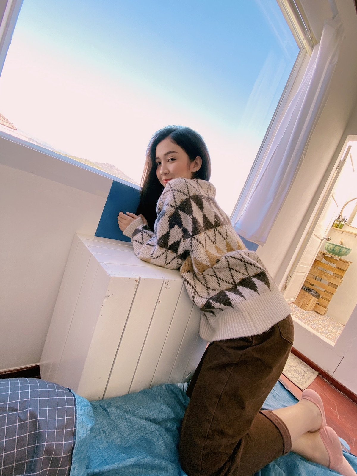 Cô sở hữu vẻ đẹp nữ tính, mong manh. Khác hẳn hình ảnh trên sóng, ngoài đời nữ MC ăn mặc gợi cảm và táo bạo hơn.