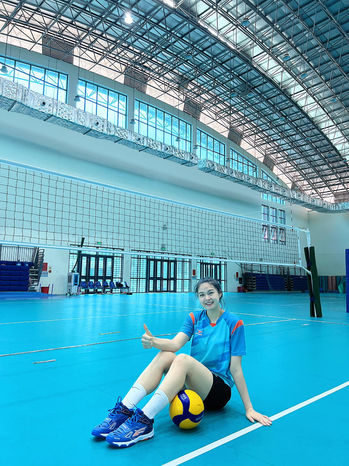 Ngoài vóc dáng cao ráo cân đối của một VĐV, cô còn sở hữu nụ cười tỏa nắng, gương mặt hài hòa không thua kém bất kỳ người đẹp Vbiz nào.