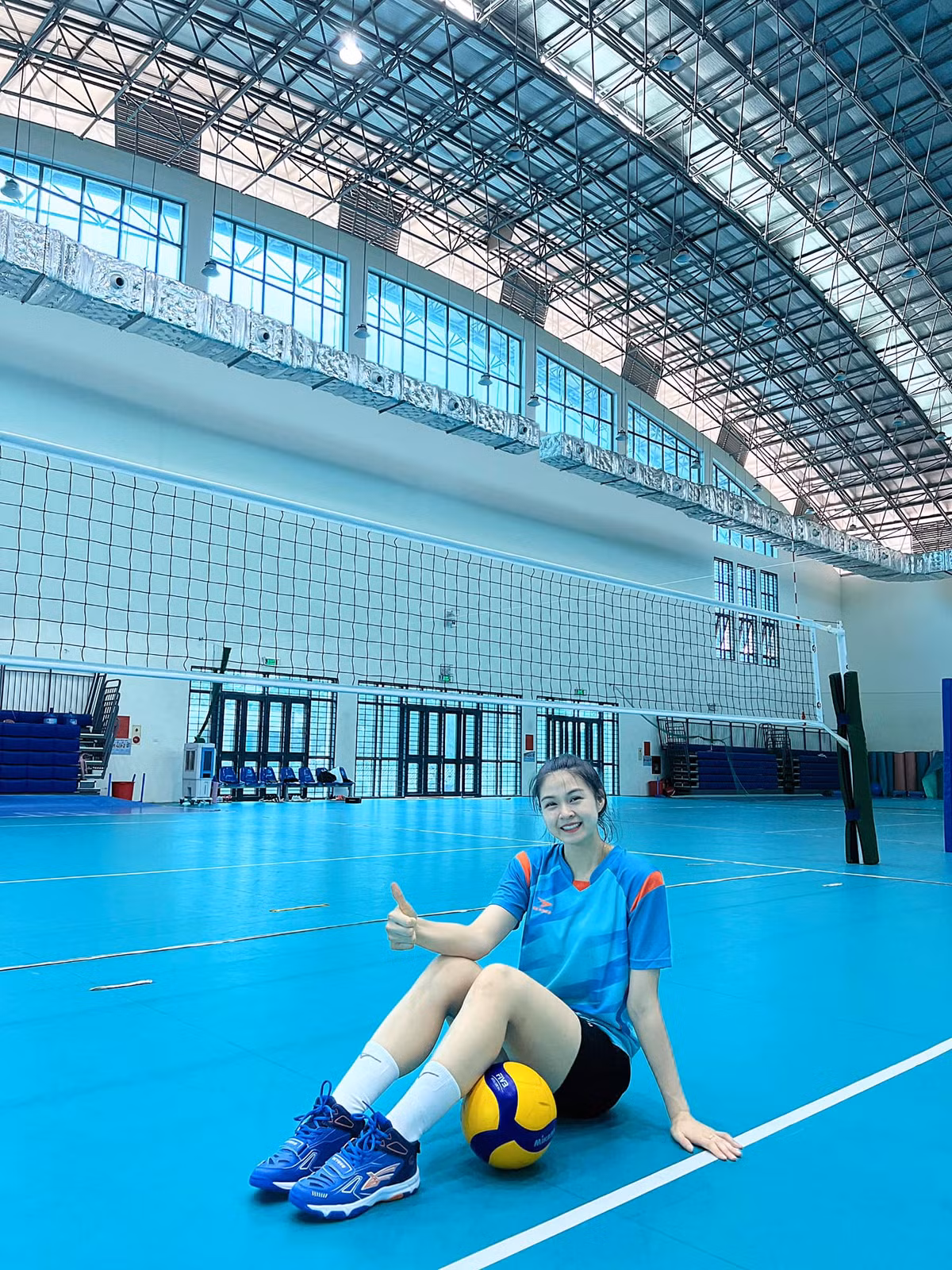 Ngoài vóc dáng cao ráo cân đối của một VĐV, cô còn sở hữu nụ cười tỏa nắng, gương mặt hài hòa không thua kém bất kỳ người đẹp Vbiz nào.