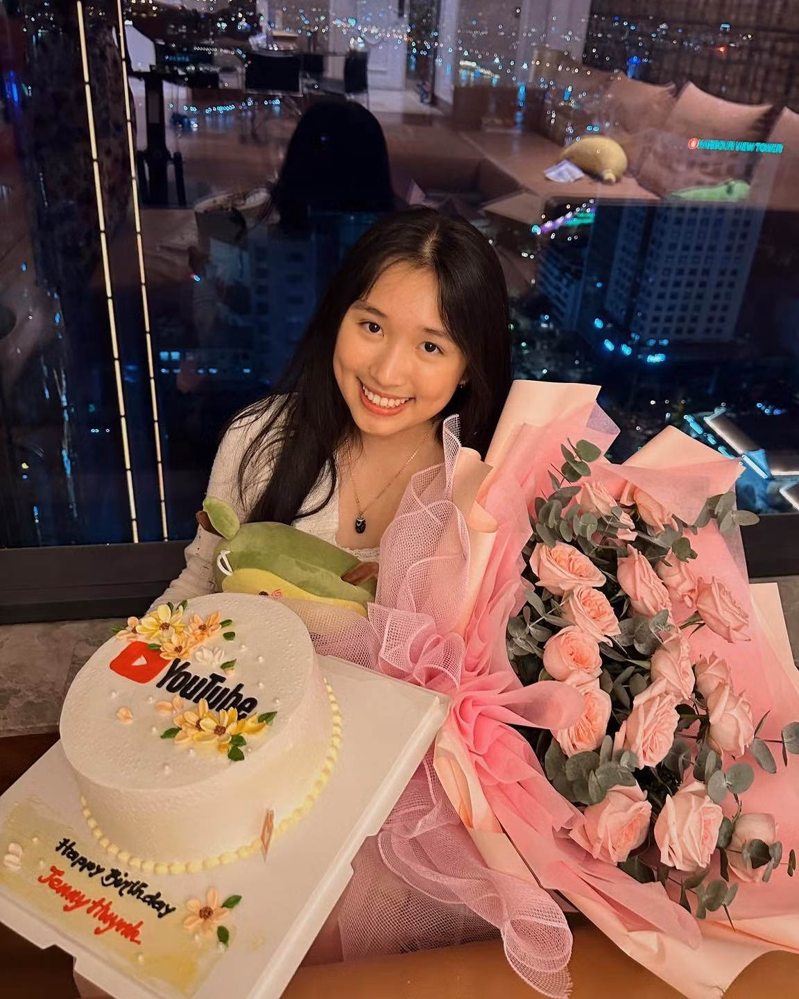 "Tiểu thư YouTuber" Jenny Huỳnh hiện đang sinh sống cùng gia đình trong một căn biệt thự tại Mỹ, còn cô nàng đã chuyển vào ký túc xá của trường đại học để tiện sinh sống và học tập.