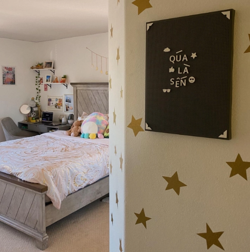 Để không gian thêm mơ mộng và đáng yêu, Jenny decor phòng bằng những hình dán ngôi sao mini và rất nhiều tranh ảnh treo tường.