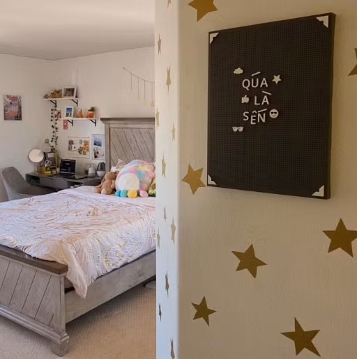 Để không gian thêm mơ mộng và đáng yêu, Jenny decor phòng bằng những hình dán ngôi sao mini và rất nhiều tranh ảnh treo tường.