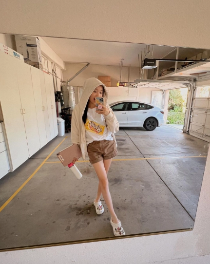 Phương tiện di chuyển chính của các thành viên trong gia đình là ô tô. Vì vậy, căn nhà còn được thiết kế thêm một gara siêu rộng có thể để được 3 chiếc ô tô cùng một lúc.