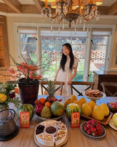 Vào mỗi dịp lễ tết quan trọng, cô nàng lại cùng bố mẹ và anh trai đi sắm sửa đồ decor để trang trí ngôi nhà thêm lung linh và bắt mắt.